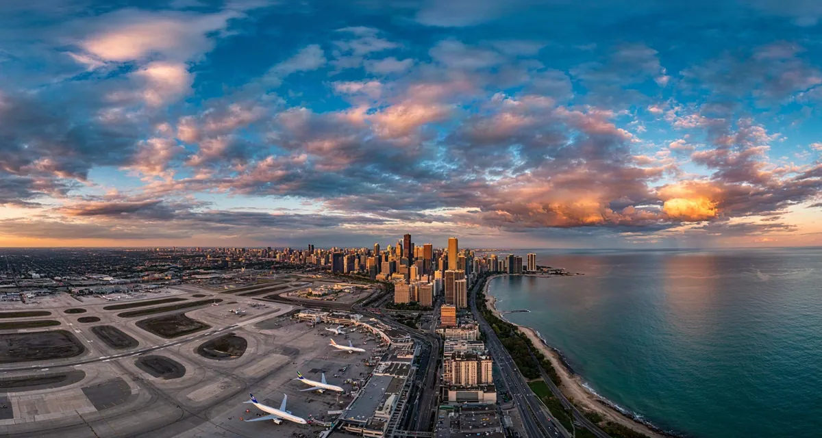 Vista aérea de los aeropuertos de Chicago: pistas de O’Hare y Midway con el skyline al fondo, guía sobre cuantos aeropuertos hay en chicago en 2026